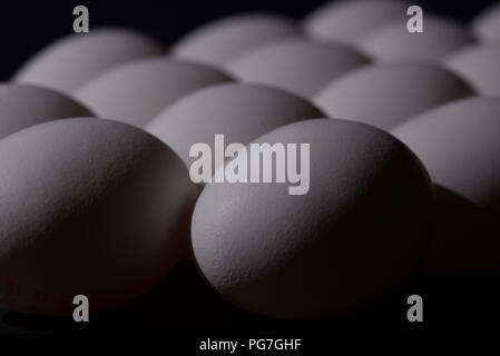 Close up de blanc sont soigneusement disposées oeufs de poule Banque D'Images