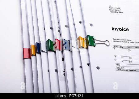 Close-up of documents empilés avec des trombones Banque D'Images