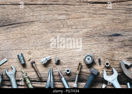 Divers outils pratiques sur grunge background. Top View close up de clés, Pinces, tournevis, écrous et boulons de la planche en bois avec l'arrière-plan copie Banque D'Images