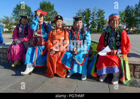 Vitrine de différents groupes ethniques mongols et costumes traditionnels à Khovd, Mongolie Banque D'Images