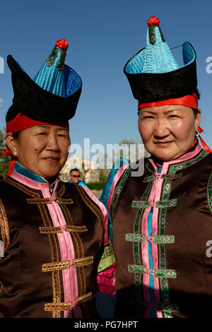 Vitrine de différents groupes ethniques mongols et costumes traditionnels à Khovd, Mongolie Banque D'Images