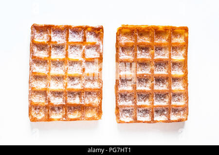 Concept alimentaire carré classique des gaufres avec du glaçage sugat toping sur fond blanc Banque D'Images