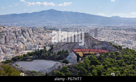 Portrait de la colline du Lycabette et du théâtre et vue panoramique sur la ville d'Athènes Grèce Banque D'Images
