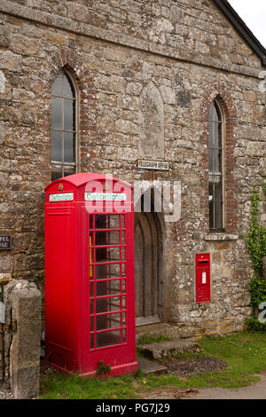 Royaume-uni, Angleterre, Devon, Dartmoor, vieux village Belstone Telegraph Office avec K6 téléphone fort défibrillateur Banque D'Images