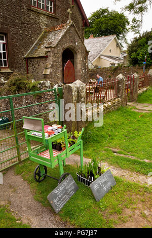 Royaume-uni, Angleterre, Devon, Dartmoor, Belstone village, accueil fait produire étal extérieur ancienne chapelle, aujourd'hui salon de thé Banque D'Images