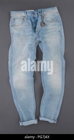 Pantalon en jean à la mode sur fond gris, vue d'en haut Banque D'Images