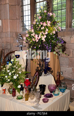 Royaume-uni, Angleterre, Devon, Crediton, Église Paroissiale Fête des fleurs, le Dr Francis Burroughes ancien arrangement en verre Banque D'Images