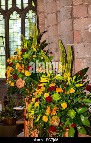 Royaume-uni, Angleterre, Devon, Crediton, Église Paroissiale Fête des fleurs, d'arrangement contre pilier pour Choir Banque D'Images