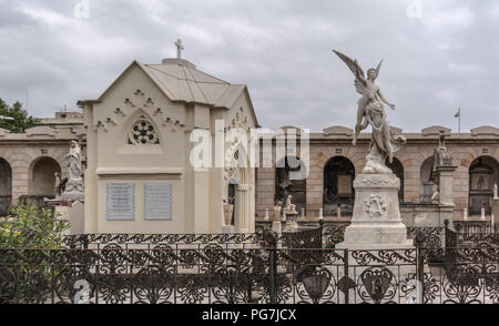 Les cryptes et sculptures sur les tombes dans le cimetière de Poblenou. Macabre, mais paisible, cimetière de Poblenou est aujourd'hui accueil à d'incroyables sculptures Banque D'Images