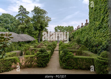 Le jardin de l'Boixos dans Labyrinth Park de Horta. L'escalier avec deux bustes en arrière-plan conduit à la Desvalls Palace. Banque D'Images