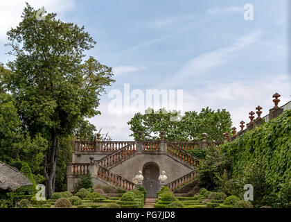 Le jardin de l'Boixos dans Labyrinth Park de Horta. L'escalier avec deux bustes en arrière-plan conduit à la Desvalls Palace. Banque D'Images