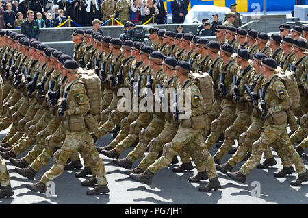 Des soldats ukrainiens Maritime forces marche, défilé militaire à jour de l'indépendance de l'Ukraine. Le 24 août 2017. Kiev, Ukraine Banque D'Images