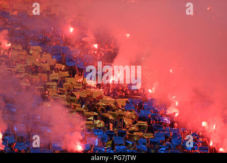 Varsovie, Pologne - 02 mai, 2018 : Finale de la coupe de la Ligue polonaise Arka Gdynia vs Legia Warszawa o/p : Arka Gdynia fans Banque D'Images