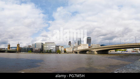 Vue panoramique sur la rive nord de la Tamise, Ville de London moderne iconique et bâtiments historiques et London Bridge Banque D'Images