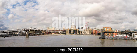 Vue panoramique à partir de la rive sud de la Cathédrale St Paul et le Millennium Bridge sur la Tamise par Bankside Pier, London, UK Banque D'Images