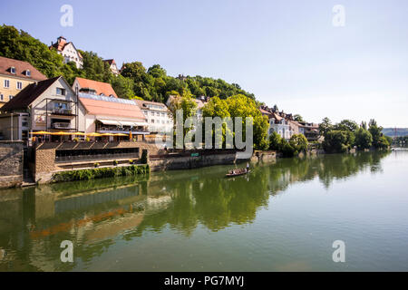 Tübingen, Allemagne. La rivière Neckar à Tubingen, du pont de Eberhardsbrucke Banque D'Images