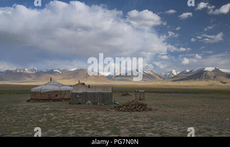 Camp de yourte kirghize en face de la grande plage du Pamir Afghan, Kara Jilga, Tadjikistan Banque D'Images