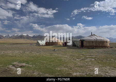 Camp de yourte kirghize en face de la grande plage du Pamir Afghan, Kara Jilga, Tadjikistan Banque D'Images