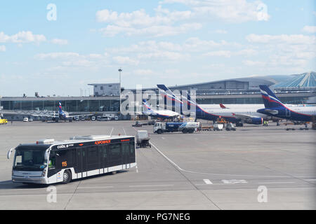 Moscou, Russie - 30 mai 2018 : l'aéroport international de Sheremetyevo. L'infrastructure, les avions en attente sur la borne gates pour passager. Banque D'Images