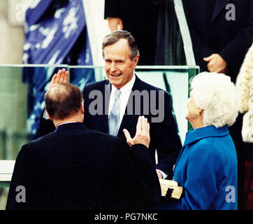 Vice-président Bush prête le serment d'Office et devient le 41e président des États-Unis. Femme Barbara détient deux bibles : un utilisé par George Washington lors de sa première inauguration en 1789. Cette Bible a été prêté par St John's Lodge No 1 de la Libre et accepté les maçons de la ville de New York. L'autre Bible était un cadeau pour le président élu de la Chambre et du Sénat Groupe de prière. Chacune des Bibles était ouvert à la béatitude. 20 Jan 1989. Banque D'Images