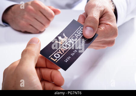 Close-up of a Businessman's Hand en donnant à son partenaire de la carte de fidélité Banque D'Images