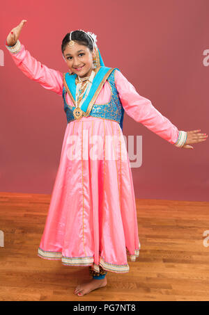 Portrait d'une jeune danseuse classique indienne Kathak en costume Banque D'Images