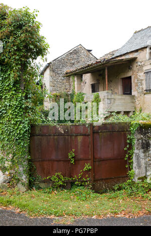 Portes rouillées à un chalet abandonné à St Martial, partie de la commune de Varen, Tarn et Garonne, l'Occitanie, la France, l'Europe en été Banque D'Images