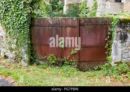 Portes rouillées à un chalet abandonné à St Martial, partie de la commune de Varen, Tarn et Garonne, l'Occitanie, la France, l'Europe en été Banque D'Images