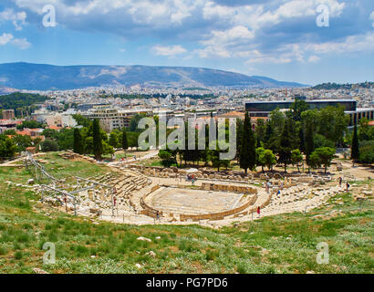 Théâtre de Dionysos Eleuthereus sur le versant sud de l'acropole d'Athènes, avec la ville d'Athènes en arrière-plan. Région de l'Attique, en Grèce. Banque D'Images