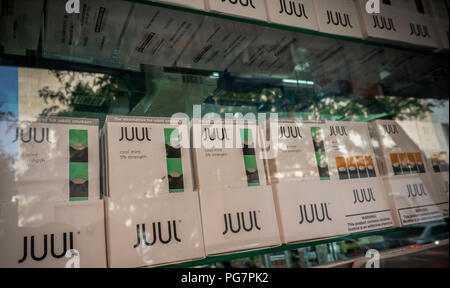 Une sélection de la populaire marque Juul vaping fournitures à afficher dans la fenêtre d'une seine store à New York, le vendredi 17 août 2018. (Â© Richard B. Levine) Banque D'Images