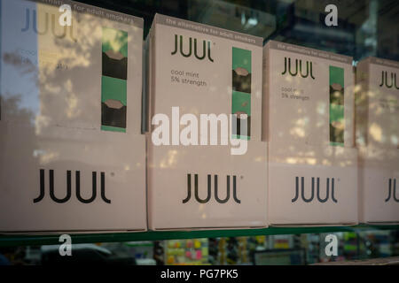 Une sélection de la populaire marque Juul vaping fournitures à afficher dans la fenêtre d'une seine store à New York, le vendredi 17 août 2018. (© Richard B. Levine) Banque D'Images
