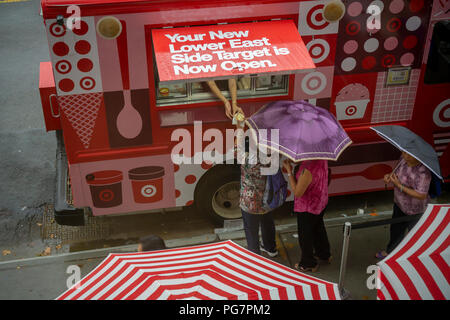 Les consommateurs sont traités à l'extérieur de la crème glacée gratuite nouveau magasin Target dans le quartier Lower East Side de New York lors de la célébration du jour de son inauguration, dimanche le 19 août, 2018. Les 22 500 mètres carrés de magasin est l'un des petits de la cible de librairies comme ils l'expansion agressive dans le marché urbain.(© Richard B. Levine) Banque D'Images