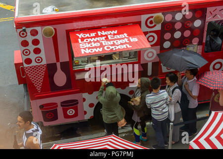 Les consommateurs sont traités à l'extérieur de la crème glacée gratuite nouveau magasin Target dans le quartier Lower East Side de New York lors de la célébration du jour de son inauguration, dimanche le 19 août, 2018. Les 22 500 mètres carrés de magasin est l'un des petits de la cible de librairies comme ils l'expansion agressive dans le marché urbain.(© Richard B. Levine) Banque D'Images