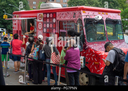 Les consommateurs sont traités à l'extérieur de la crème glacée gratuite nouveau magasin Target dans le quartier Lower East Side de New York lors de la célébration du jour de son inauguration, dimanche le 19 août, 2018. Les 22 500 mètres carrés de magasin est l'un des petits de la cible de librairies comme ils l'expansion agressive dans le marché urbain.(© Richard B. Levine) Banque D'Images