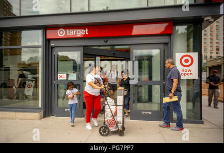 Le nouvellement ouvert à l'extérieur de shopping magasin Target dans le quartier Lower East Side de New York le Mardi, Août 21, 2018. Cible est prévue pour le deuxième trimestre rapport le 22 août avant la cloche. (© Richard B. Levine) Banque D'Images