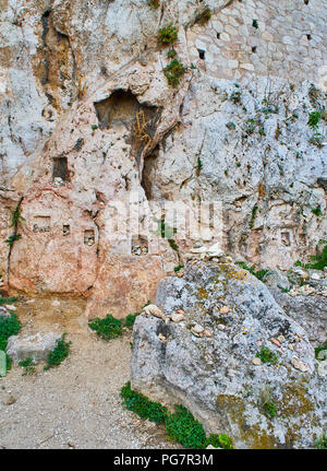 Le sanctuaire d'Aphrodite et Eros au Peripatos à pied sur le versant nord de l'acropole d'Athènes. Région de l'Attique, en Grèce. Banque D'Images