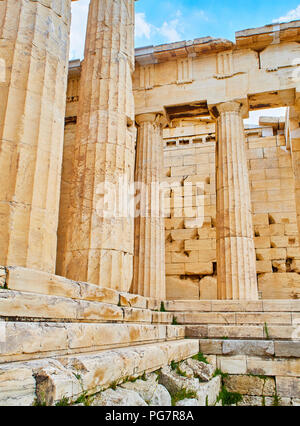 Des colonnes doriques et Entabulature de la façade occidentale de Propylaea, l'ancienne porte de l'acropole d'Athènes. Athènes. L'Attique, Grèce. Banque D'Images