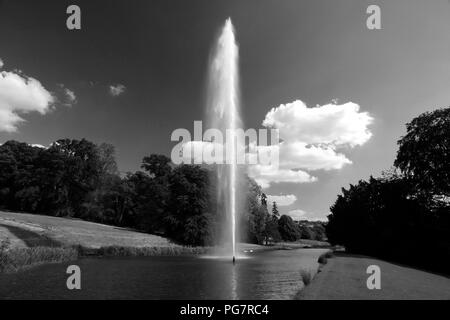 Vue d'été de la fontaine d'eau à la maison et les jardins, Stanway village Stanway, Gloucestershire, Cotswolds, en Angleterre Banque D'Images