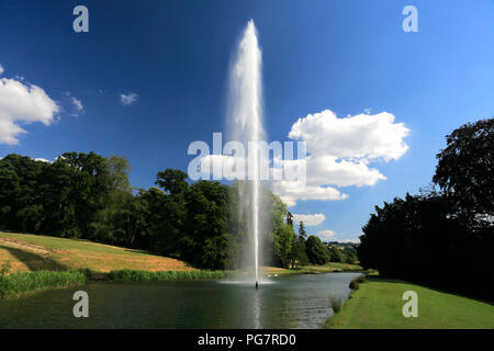 Vue d'été de la fontaine d'eau à la maison et les jardins, Stanway village Stanway, Gloucestershire, Cotswolds, en Angleterre Banque D'Images