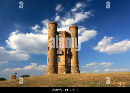 Vue d'été de Broadway Tower, village de Broadway, Worcestershire, Angleterre, Royaume-Uni. Banque D'Images