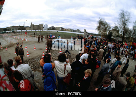 Mur de Berlin 1989 - une foule de citoyens de l'Allemagne de l'Ouest réunit à la nouvelle ouverture dans le mur de Berlin à la Potsdamer Platz. Banque D'Images