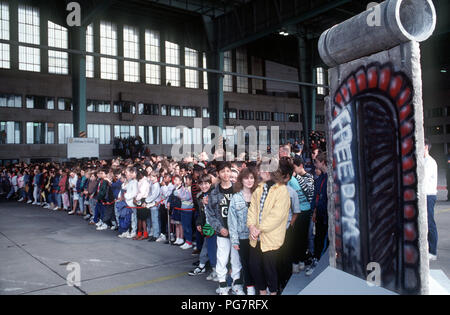 Une foule se rassemble en une section du mur de Berlin après la réunification de l'Allemagne. Banque D'Images