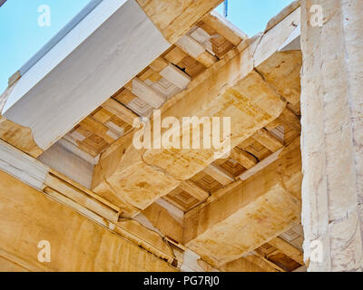 Détail de l'archivolte restauré façade de Propylées, l'ancienne porte de l'acropole d'Athènes. Athènes. L'Attique, Grèce. Banque D'Images