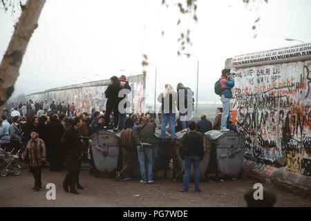 Mur de Berlin 1989 - une foule de citoyens de l'Allemagne de l'Ouest réunit à la nouvelle ouverture dans le mur de Berlin à la Potsdamer Platz. Banque D'Images