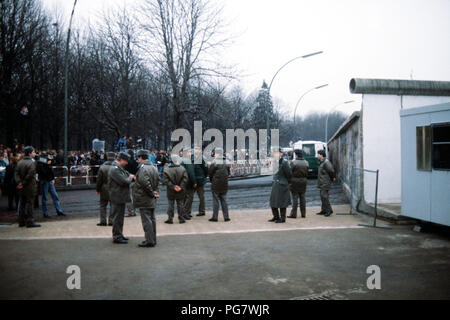 Mur de Berlin 1989 - gardes allemands de l'Est s'en tenir à la nouvelle ouverture dans le mur de Berlin qu'ils attendent l'ouverture officielle de la porte de Brandebourg. Banque D'Images