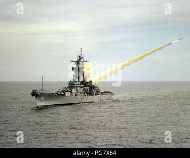 Une antenne avant bâbord vue sur le cuirassé USS NEW JERSEY (BB-62) lancer une RGM-84 Harpoon Missile sur le Centre d'essais de missiles du Pacifique. Banque D'Images