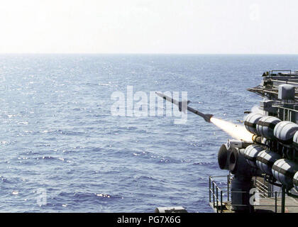 Pendant qu'ils sont en cours dans la mer des Philippines, un RIM-7 Sea Sparrow est lancé à partir du porte-avions USS Kitty Hawk (CV 63) à l'appui d'une Anti-Ship Missile de croisière de l'exercice. Banque D'Images