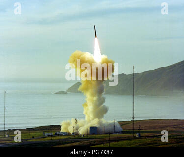 Un LGM-30 Minuteman Missile balistique intercontinental J (ICBM) est lancé à partir d'une rampe de lancement 6. Le missile n'est pas armée. Banque D'Images