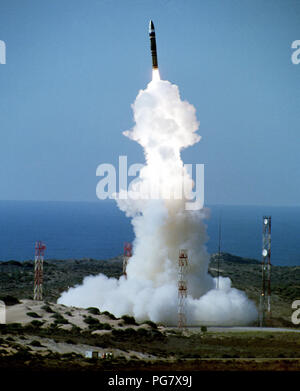 Un soldat de la MGM-118 missile balistique intercontinental grimpe loin du site de lancement d'essai au cours de la septième vol d'essai du système. Banque D'Images