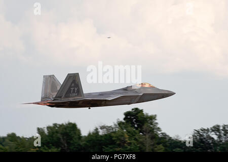 Oshkosh, WI - 28 juillet 2018 : Un F-22 de l'United States Air Force décolle avec postcombustion plein Banque D'Images